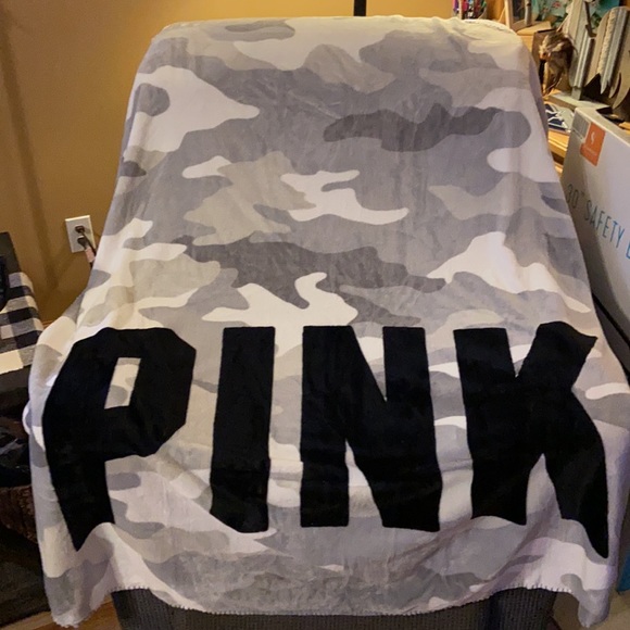 PINK Victoria’s Secret throw blanket - Picture 3 of 3